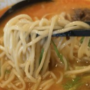 麺は細めのストレート麺！