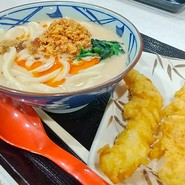 季節限定メニューがあるから飽きないね！うま辛坦々うどんと海老天イカ天。
