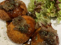 北海道産インカのめざめと黒毛和牛のすじ肉を使用したコロッケ