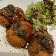 北海道産インカのめざめと黒毛和牛のすじ肉を使用したコロッケ