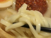 麺は中太の平打ち麺！