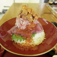 マグロ雲丹いくら丼