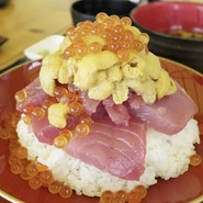 マグロ雲丹いくら丼
