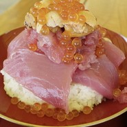 マグロ雲丹いくら丼