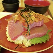 マグロ雲丹いくら丼