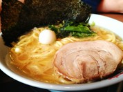 最近出店が多い人気の家系ラーメン。濃厚だけど飲みやすいスープに柔らかいチャーシューからの鶉の玉子、