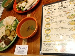 ファラフェルもフムスもピタに挟んでとても美味しい