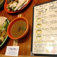 ファラフェルもフムスもピタに挟んでとても美味しい