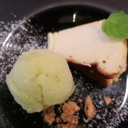 バスク風チーズケーキとキウイフルーツのシャーベット