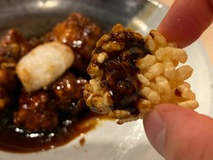 黒酢の酢豚に付いてくるおこげをつけて