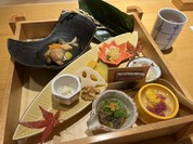霜月の膳 （広島元就牛の酒煮ポン酢掛け・万葉牛の杉板焼き・牛ミノと分葱の辛子酢味噌・廣島赤度と里芋の吹き寄せ餡かけ・生麩と菊花の茶碗蒸し・落花生豆腐・南瓜カステラ・いぶりがっこクリームチーズ和え・さつま芋レモン煮・くるみ甘露煮・酢取り蓮根）