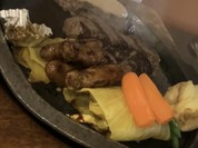 目の前で、ハンバーグをカットとタレかけてくれます。