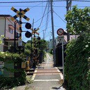 細い通りの奥まったところ、この踏み切りの手前左側にお店があります。