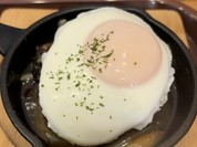 目玉焼きも乗ってます！