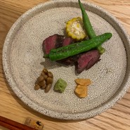 赤身肉のグリルと旬野菜