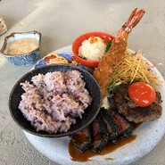 マイケルプレートいただきました。お肉そのものが美味しくてボリューム・味,共に満足しました。。強いて言