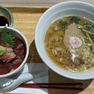 マグロ丼ラーメン1300円！