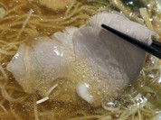 大ぶりのチャーシューが１枚！