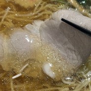 大ぶりのチャーシューが１枚！