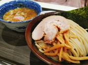 看板メニュー、舎鈴のつけ麺　大きなチャーシュー