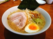 豚骨ベースの醤油ラーメン