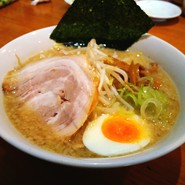豚骨ベースの醤油ラーメン