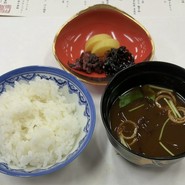 コシヒカリに赤出汁味噌汁！