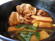 つけ汁は、菰錦豚（こもきんとん）と 真菰筍（まこもだけ）