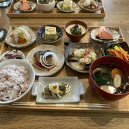 彩豊かで一品一品お上品でお味もちゃんと美味しいです😋