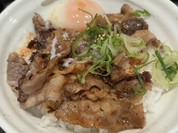 焼いた牛肉に旨辛タレがかかってます！