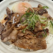 焼いた牛肉に旨辛タレがかかってます！