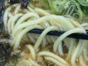 麺は多加水の中太ストレート麺！