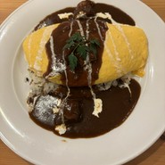 ビーフシチューオムライス