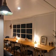 ２Fカウンター席。夜はとってもいい雰囲気です。