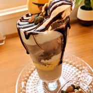２Fではこだわりアイスクリームのパフェを堪能できます。