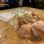 予約時に誕生日をお伝えしたところデザートプレートを作ってくださいました。飴細工も綺麗で美味しかったです！