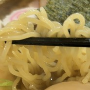 もちもち食感の縮れ麺！