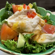 女将特製のクリーミー豆腐サラダ（絶品！）