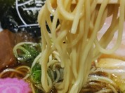 醤油ラーメンの麺リフト(箸持ち上げ)