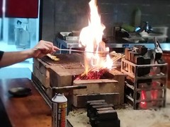 オーダーしてからの藁焼き