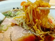醤油らーめんの麺リフト