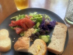 ランチブッフェ　サラダとパン