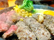 カットステーキ、ハンバーグ、目玉焼きの熱々鉄板焼！わくわくコンボ レギュラー