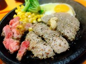 カットステーキ、ハンバーグ、目玉焼きの熱々鉄板焼！わくわくコンボ レギュラー