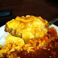 スクランブルエッグカレーをスプーンで持ち上げてパクり！