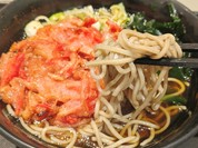 紅生姜天そばの麺リフト。紅生姜をふんだんに使ったかき揚げ天ぷら。
