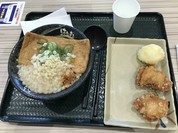 きつねうどん、唐揚げ、半熟玉子天