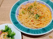 海老とベーコンのトマトソースパスタ。お皿が素敵
