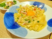厚切りベーコンのカルボナーラ。可愛いお皿。