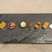 ミニサイズのお茶菓子８点盛り